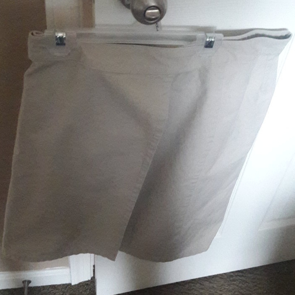 Gap Khaki button and hook skirt. - Picture 3 of 5